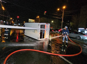 Երևանում․ բախվել են «Tesla»-ն ու շտապօգնության ավտոմեքենան․ վերջինը կողաշրջվել է․ բուժանձնակազմին հոսպիտալացրել են