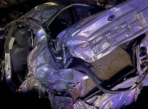 Աշտարակ-Ագարակ ավտոճանապարհին մեքենան բախվել է երկաթյա արգելապատնեշին և գլորվելով հայտնվել դաշտամիջյան հատվածում