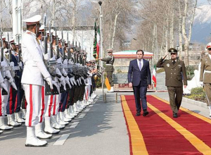 Министр обороны Армении возложил цветы и почтил память иранских солдат, павших в войне