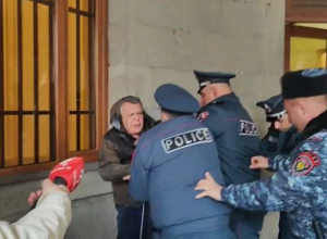 Կառավարության շենքի մոտ քաղաքացին փորձել է ինքնահրկիզվել