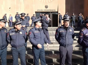 Տրանսպորտի ուղեվարձի թանկացման դեմ ակցիա քաղաքապետարանի մոտ. ՈՒՂԻՂ