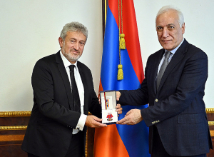 Վահագն Խաչատուրյանը բարձր պարգև է հանձնել աստղաֆիզիկոս, «Սթարմուսի» համահիմնադիր Գարիկ Իսրայելյանին