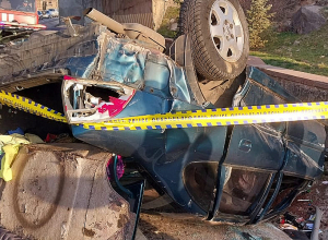 «Opel»-ը բախվել է երկաթե արգելապատնեշին և գլխիվայր շրջվել․ կա տուժած