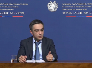 Ռուբեն Սարգսյանը և Զարուհի Մանուչարյանը ներկայացնում են «Հումանիտար կենտրոն» ի աշխատանքները