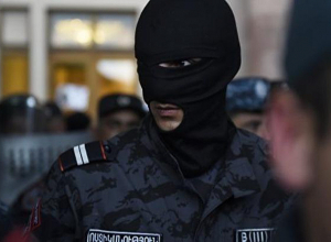 Իրավապահները վաղ առավոտից խուզարկություն են իրականացնում Ազգային-ժողովրդավարական Բևեռի աջակիցների բնակարաններում