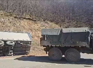 Բեռնատարը դուրս է եկել ճանապարհի երթևեկելի հատվածից և կողաշրջվել