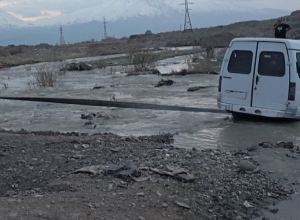 Արարատ-Վանաշեն ավտոճանապարհին ավտոմեքենան արգելափակվել է գետի մեջ