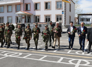 Արվեստագետները շնորհավորել են կին զինծառայողներին