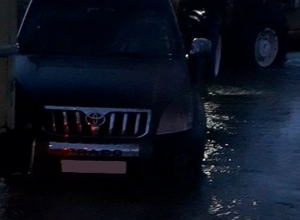 Ավտոմեքենան արգելափակվել է գետում