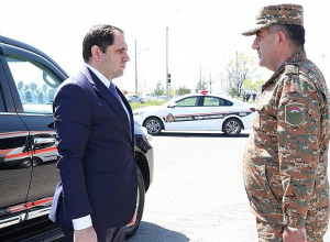 Սուրեն Պապիկյանն ու ԳՇ պետը հետևել են ԶՈՒ բարձրագույն և ավագ սպայական կազմերի հերթական խմբի ատեստավորման գործընթացին