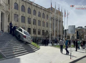 Գյումրիում քաղաքացին, բողոքելով Գյումրու քաղաքապետի դեմ, «Mercedes»-ով հայտնվել է քաղաքապետարանի աստիճաններին