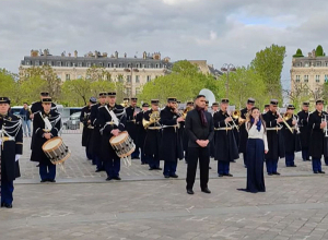 «Էրեբունի-Երևան» երգի կատարումը՝ Փարիզի Հաղթական կամարի ներքո (տեսանյութ)