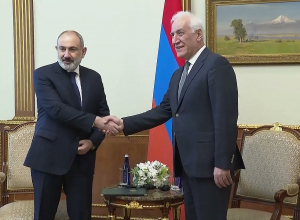 Վարչապետը այցելել է Հանրապետության Նախագահին եւ շնորհավորել նրան ծննդյան 65 ամյա հոբելյանի առիթով