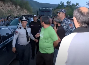Ոստիկաններն ուժով բացեցին Բագրատաշենի ճանապարհը