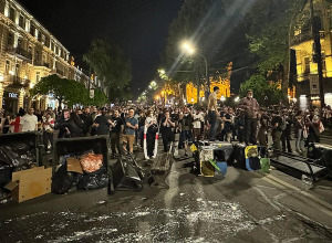 Թբիլիսիում հատուկջոկատայինները ջրցան մեքենա են կիրառում