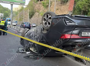 «Kia»-ն Մյասնիկյան պողոտայում կոտրել է արագաչափն ու աղբամանները, բախվել բետոնե արգելապատնեշին և գլխիվայր շրջվել