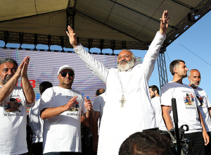 Հրապարակում ընթացող հանրահավաքը՝ ֆոտոշարքով