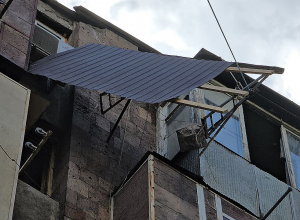 Շենքի տանիքից թուլացել և կախվել են կառուցատարրեր և մետաղյա թիթեղ