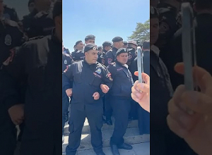 Ոստիկանները փորձում էին խոչընդոտել Ամենայն Հայոց Կաթողիկոսի մուտքը Սարդարապատի հուշահամալիր