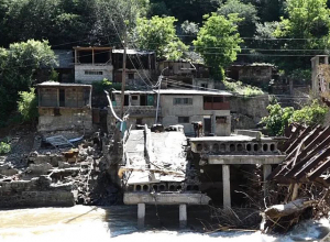 Սանահին կայարանում ջրհեղեղից նոր-նոր են ուշքի գալիս ,կյանքը դժվարությամբ է վերադառնալու իր բնականոն ընթացքին