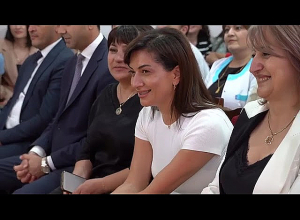 Աննա Հակոբյանը հունիսմեկյան նվերներ է մատուցել տարբեր մանկատների և զբաղվածության կենտրոնների սաներին