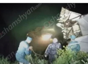 Բեռնատարը հայտնվել է Հրազդան գետում. ջրասուզակը դուրս է բերել կնոջ և աղջիկ երեխայի մարմին. վարորդին փնտրում են