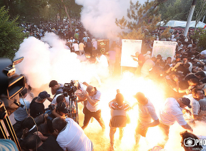 В результате применения полицией спецсредств против демонстрантов перед зданием парламента есть много пострадавших