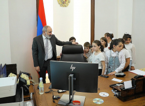 Փաշինյանը  հյուրընկալել է Գյումրու թիվ 4 դպրոցի 4 րդ «Բ» դասարանի աշակերտներին