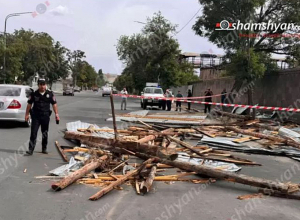 Երևանում ավտոլվացման կետի տանիքը քամին պոկել ու շպրտել է՝ փակելով ճանապարհը