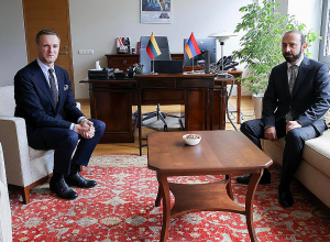 Состоялась приватная беседа Арарата Мирзояна и главы МИД Литвы Габриэлюса Ландсбергиса