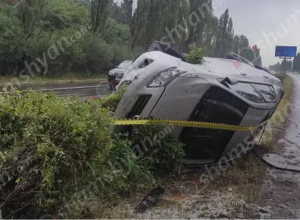 Կոտայքի մարզում «Toyota»-ն բախվել է ծառերին, ապա բաժանարար գոտու երկաթե արգելապատնեշներին ու կողաշրջվել