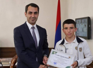 Գեղարքունիքի մարզպետը շնորհակալագիր է հանձնել ադրբեջանցուն հաղթած 16-ամյա Սիմոնին