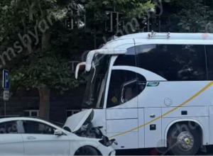 Երևանում քաղաքացին ոչ սթափ վիճակում «Mercedes»-ով բախվել է ավտոբուսին. կան վիրավորներ