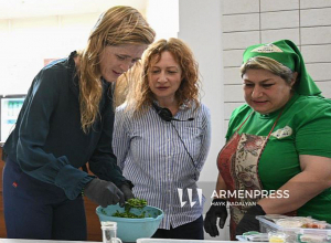 Սամանթա Փաուերն արցախցի կանանց հետ Երևանում ժենգյալով հաց է պատրաստել