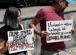 Բողոքի ակցիա ընդդեմ սեռական բռնության Կինոյի տանը «Ոսկե ծիրան» փառատոնի կինոդիտմանը