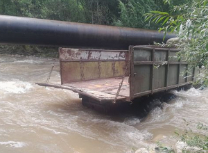 Ենոքավան գյուղ տանող ճանապարհին բեռնատարն արգելափակվել է գետի մեջ