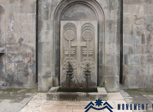 Ադրբեջանը ավերել է Շուշիի Խաչատուր Աբովյանի անվան դպրոցի ետևում կանգնեցված հուշաղբյուրը. Monument Watch