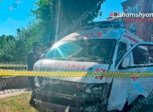 Գյումրիում բախվել են «Opel»-ն ու հղի կնոջը տեղափոխող շտապօգնության ավտոմեքենան. կան վիրավորներ