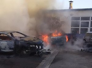 Հրդեհ է բռնկվել Բագրատունյաց փողոցում գտնվող ավտոտեխսպասարկման կետում․ այրվել է 3 մեքենա