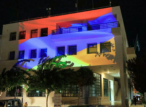 Կորնթոսի քաղաքապետարանի շենքը լուսավորվել է հայկական եռագույնով