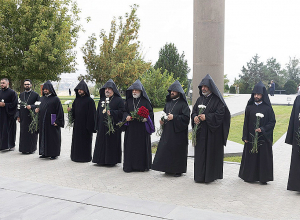 Մայր Աթոռի միաբաններն այցելել են «Եռաբլուր» զինվորական պանթեոն