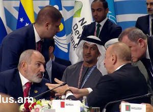 Никол Пашинян и Ильхам Алиев обсуждают за круглым столом на саммите БРИКС+