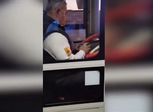 Ավտոբուսի ղեկին հեռախոսով խաղ խաղացող վարորդն աշխատանքից հեռացվել է