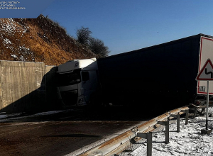 Բեռնատարը մերկասառույցի պատճառով ընդունել է մկրատաձև դիրք. ճանապարհը փակվել է