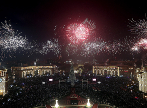 Հրապարակում գլխավոր տոնածառի լույսերի վառվելու արարողությունը՝ ֆոտոշարքով