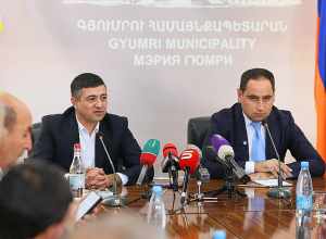 Դավիթ Խուդաթյանը ներկայացրել է Գյումրի համայնքի ղեկավարի ժամանակավոր պաշտոնակատար Սարիկ Մինասյանին