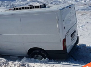 Ավտոմեքենան մերկասառույցի պատճառով  դուրս է  եկել երթևեկելի հատվածից և արգելափակվել ձյան մեջ