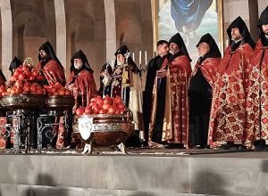 Կաթողիկոսի  հանդիսապետությամբ  կատարվեց Հանրապետական մաղթանք և նռնօրհնեք