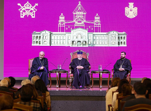 Կաթողիկոսը շնորհավորել է Մայր Աթոռի պաշտոնեությանը