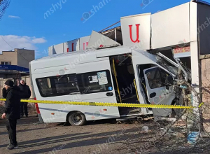 Վանաձորում բախվել են Սպիտակ-Վանաձոր երթուղին սպասարկող մարդատար «Գազել»-ն ու «Toyota Prado»-ն. կա 12 վիրավոր